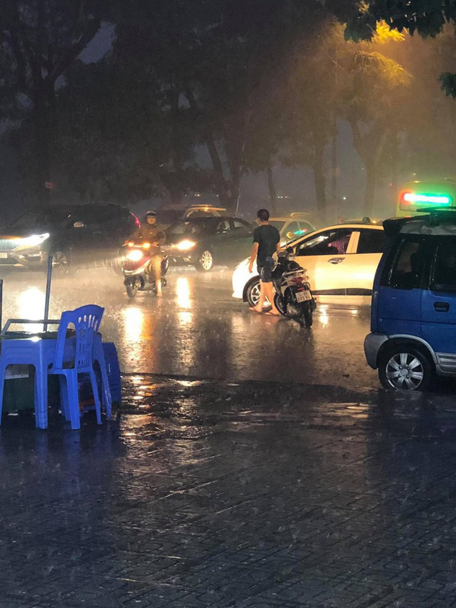 giua luc mua to nguoi dan ong bo lai xe chay ra giua duong khien nhieu nguoi kho hieu