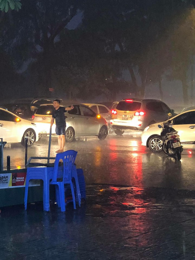 giua luc mua to nguoi dan ong bo lai xe chay ra giua duong khien nhieu nguoi kho hieu