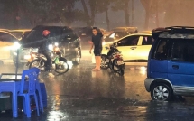giua luc mua to nguoi dan ong bo lai xe chay ra giua duong khien nhieu nguoi kho hieu