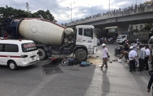 nghe an nga xuong duong sau va cham mot phu nu bi xe bon can tu vong