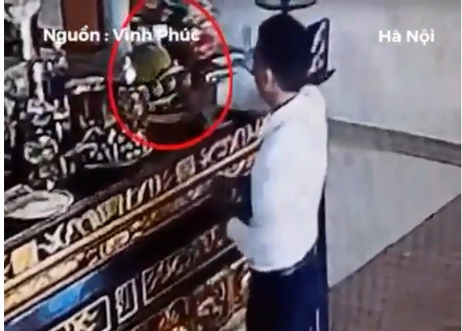 dat len ban tho 1 to tien nam thanh nien mac so mi trang nhanh tay lay di nhieu to tien cong duc cua nha chua