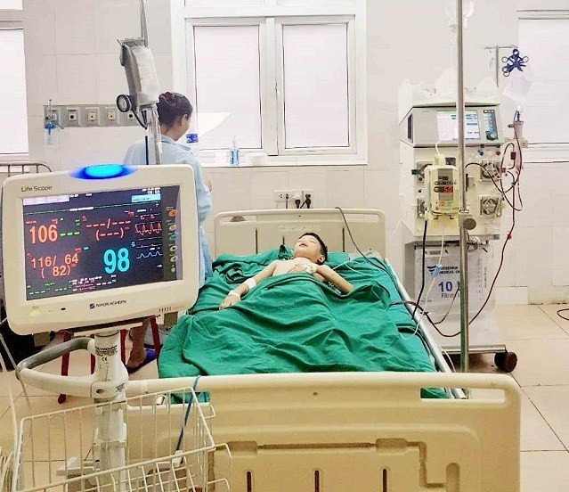 nghe an treo len nha tam chau be 11 tuoi bi ong vo ve dot hon 100 not toan than