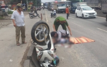 nguoi than gao khoc om chat thi the co gai tu vong tren quoc lo 1 sau va cham voi xe tai