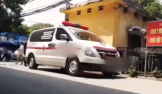 clip nguoi than benh nhan ung thu giai doan cuoi phai vet sach 800000 dong de nop phat cho bao ke vi tu y goi xe cuu thuong ben ngoai