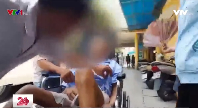 clip nguoi than benh nhan ung thu giai doan cuoi phai vet sach 800000 dong de nop phat cho bao ke vi tu y goi xe cuu thuong ben ngoai