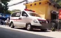 clip nguoi than benh nhan ung thu giai doan cuoi phai vet sach 800000 dong de nop phat cho bao ke vi tu y goi xe cuu thuong ben ngoai