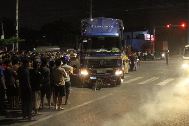 binh duong nguoi phu nu chay xe may bi cuon vao gam xe tai tu vong tai cho