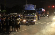 binh duong nguoi phu nu chay xe may bi cuon vao gam xe tai tu vong tai cho