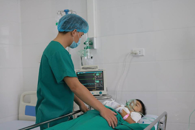 nghe an de con choi do choi mot minh thi phat no be trai 8 tuoi nhap vien nguy kich