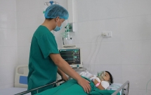 nghe an de con choi do choi mot minh thi phat no be trai 8 tuoi nhap vien nguy kich