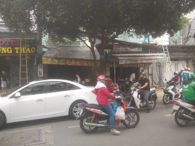 tp hcm cot dien gan quan com chay du doi khach chua kip an voi bo chay thuc mang
