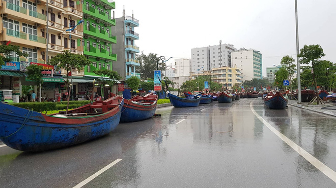 tau thuyen len bo xep hang ngay ngan tren duong pho de tranh bao do bo