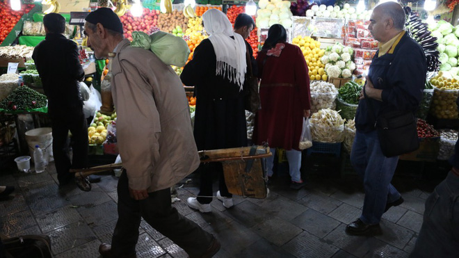 cu nhan kinh te o iran lam co doi tien vi mieng com manh ao