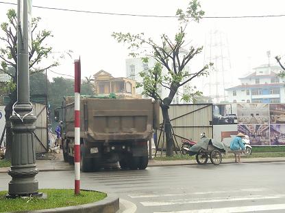 hue xe ben cho dat da chen chuc qua cau yeu dan va du khach to tim