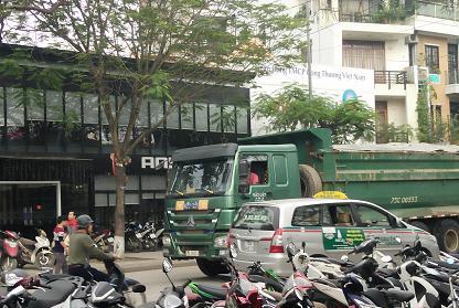 hue xe ben cho dat da chen chuc qua cau yeu dan va du khach to tim