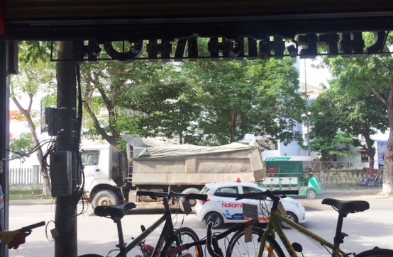 hue xe ben cho dat da chen chuc qua cau yeu dan va du khach to tim