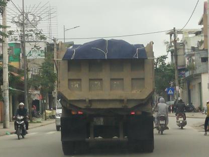 hue xe ben cho dat da chen chuc qua cau yeu dan va du khach to tim