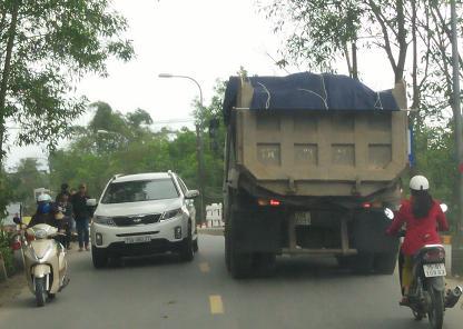 hue xe ben cho dat da chen chuc qua cau yeu dan va du khach to tim