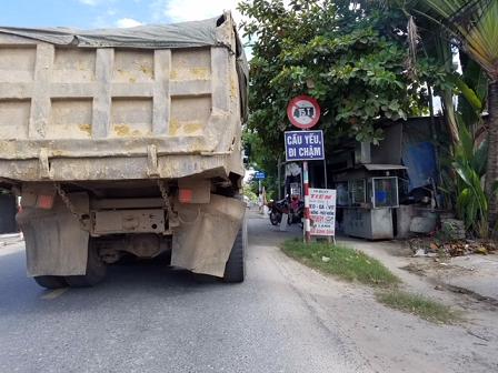 hue xe ben cho dat da chen chuc qua cau yeu dan va du khach to tim