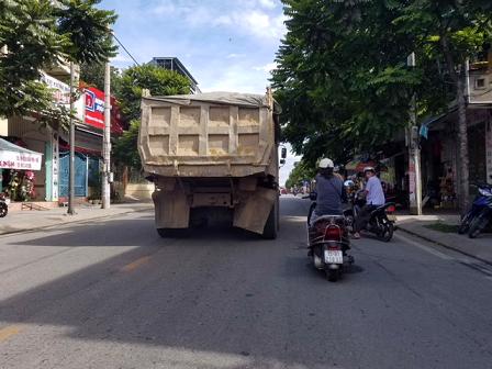 hue xe ben cho dat da chen chuc qua cau yeu dan va du khach to tim