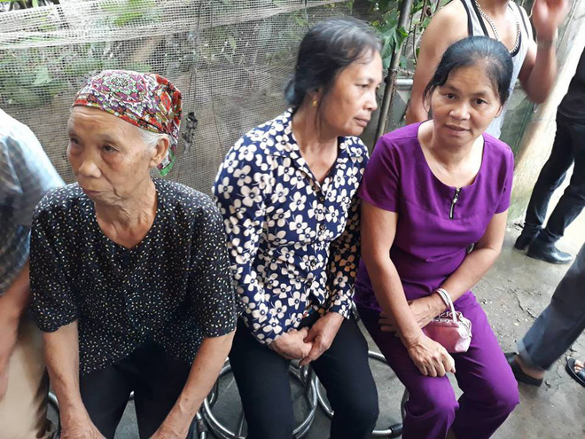 nguoi than hang xom khoc nghen trong le tang hai vo chong bi ke la sat hai trong dem o hung yen