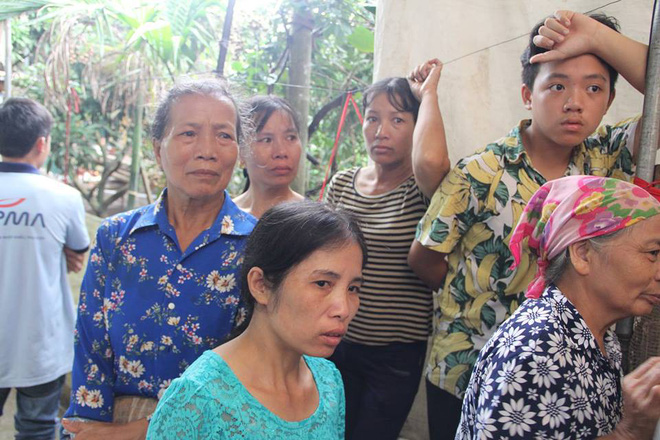 nguoi than hang xom khoc nghen trong le tang hai vo chong bi ke la sat hai trong dem o hung yen