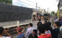 tphcm be trai 2 tuoi roi khoi tay bo rot xuong duong bi xe tai can tu vong