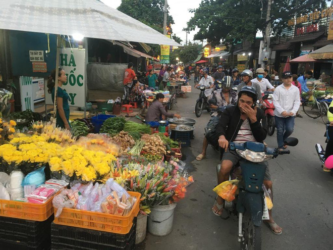thuong tam canh bo me gao khoc khi be trai 2 tuoi nga tu xe may xuong duong bi xe tai can tu vong tai cho