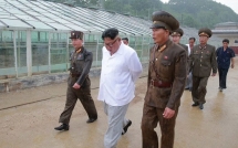 trieu tien lan dau cong bo hinh anh gay sot nha lanh dao kim jong un dam mua di thi sat