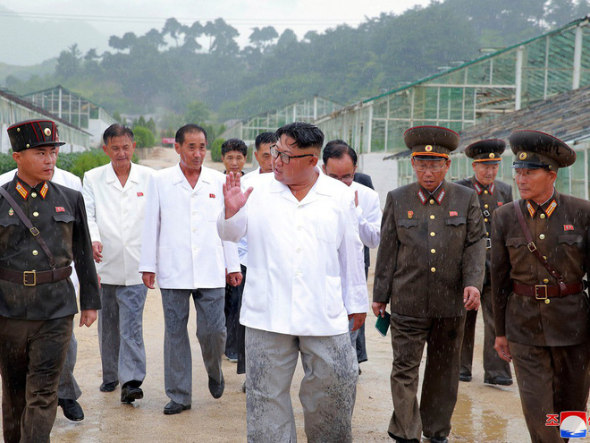 trieu tien lan dau cong bo hinh anh gay sot nha lanh dao kim jong un dam mua di thi sat