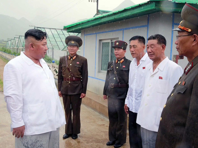 trieu tien lan dau cong bo hinh anh gay sot nha lanh dao kim jong un dam mua di thi sat