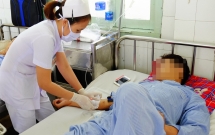 tphcm dang cap cuu nguoi gap tai nan nu dieu duong bi ban cua benh nhan dung hung khi dam rach vai