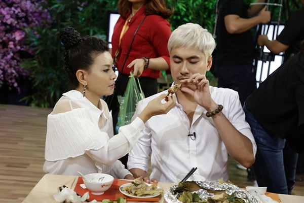 hanh dong cua kieu minh tuan danh cho vo hon 18 tuoi o chon dong nguoi gay chu y