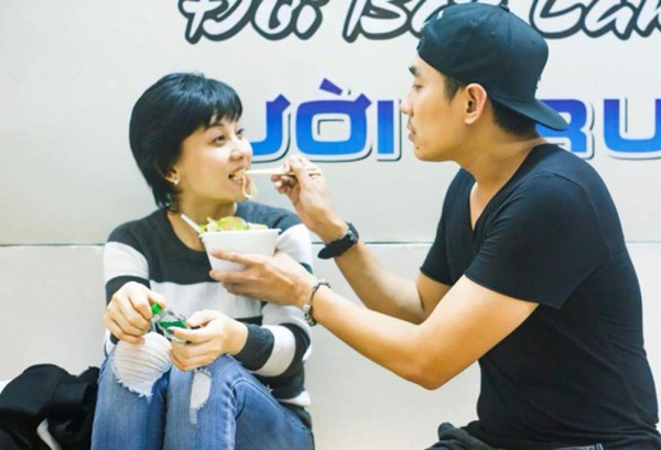 hanh dong cua kieu minh tuan danh cho vo hon 18 tuoi o chon dong nguoi gay chu y
