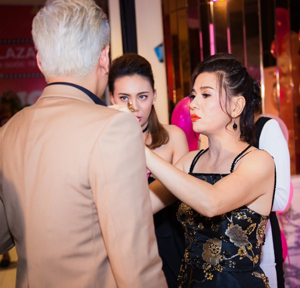 hanh dong cua kieu minh tuan danh cho vo hon 18 tuoi o chon dong nguoi gay chu y
