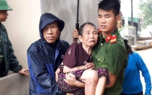 cuu dan chay lu trong dem 2 chien si o nghe an bi thuong nang
