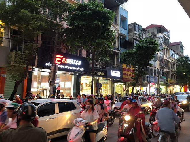 khoi den kin troi tu toa nha dang xay dung o ha noi nhieu nguoi hoang hot
