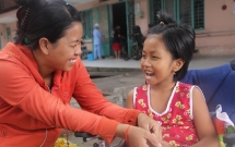 phep mau den voi be gai 8 tuoi bi xe tong liet nua nguoi ma me ngheo khong co tien cuu chua