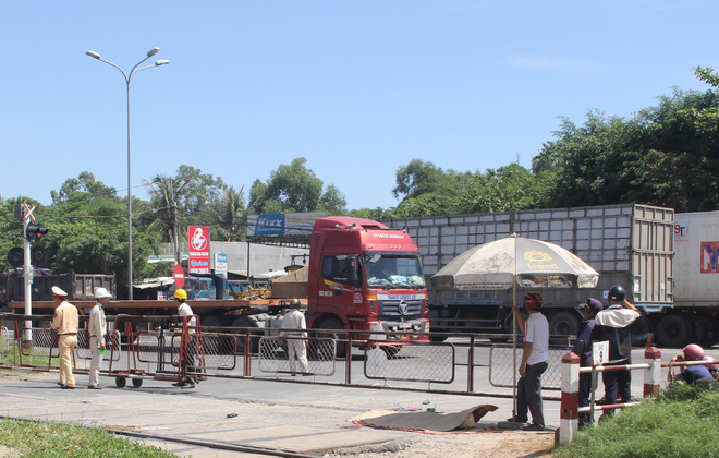 di cho bang xe dap nguoi phu nu chet tham duoi banh xe container