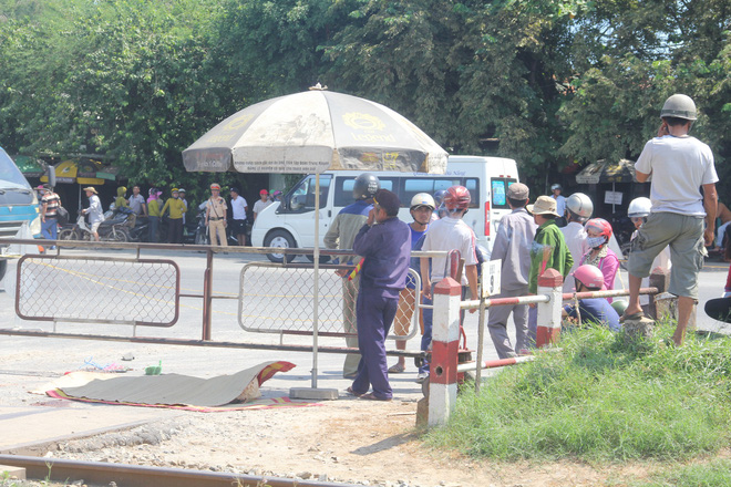 di cho bang xe dap nguoi phu nu chet tham duoi banh xe container