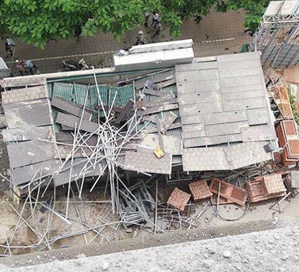 dut cap gian giao roi xuong lam sap mai nha dieu hanh chung cu tai me tri ha noi