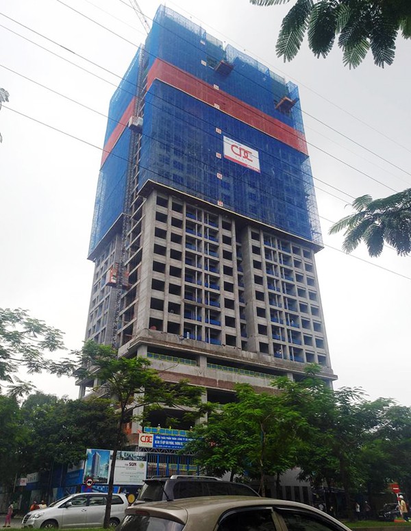 dut cap gian giao roi xuong lam sap mai nha dieu hanh chung cu tai me tri ha noi