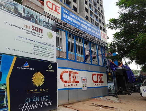 dut cap gian giao roi xuong lam sap mai nha dieu hanh chung cu tai me tri ha noi