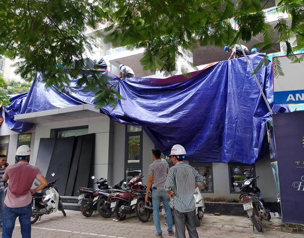 dut cap gian giao roi xuong lam sap mai nha dieu hanh chung cu tai me tri ha noi