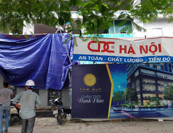 dut cap gian giao roi xuong lam sap mai nha dieu hanh chung cu tai me tri ha noi