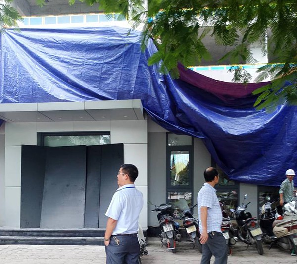 dut cap gian giao roi xuong lam sap mai nha dieu hanh chung cu tai me tri ha noi