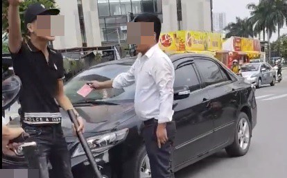 Va chạm giao thông, người lôi điếu cày ra dọa nạt, người giơ thẻ đỏ đáp trả