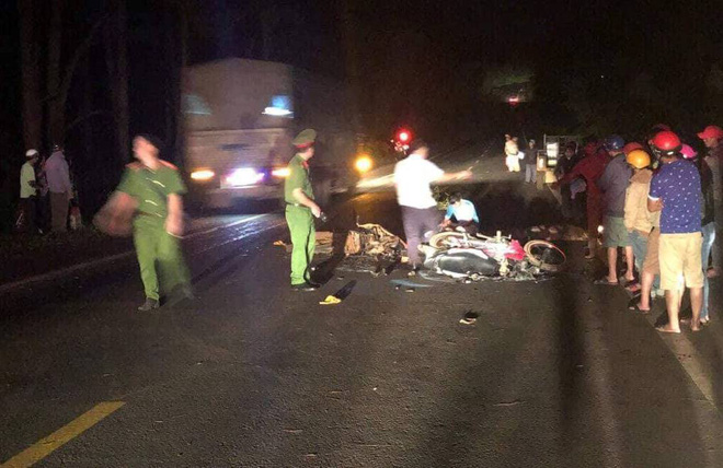 hai xe may doi dau kinh hoang trong dem 2 thanh nien 9x tu vong 1 nguoi nguy kich