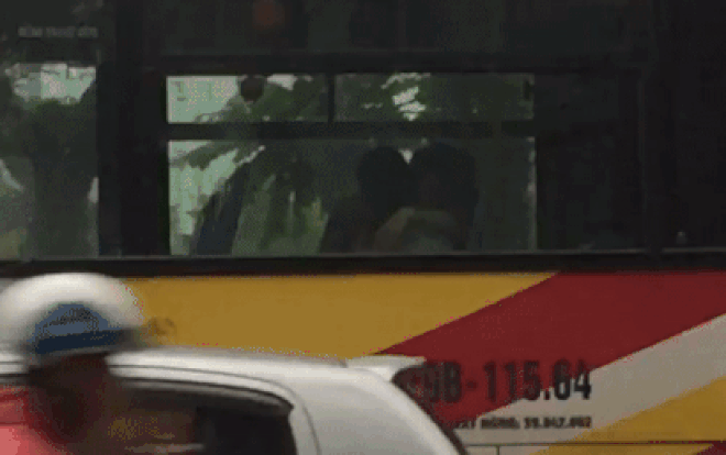 clip hon nguc ban gai tren xe buyt chu tich hiep hoi van tai hn day la su rieng tu khong phai cam