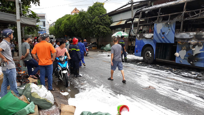 tphcm xe khach giuong nam boc chay tro khung ca khu pho nao loan